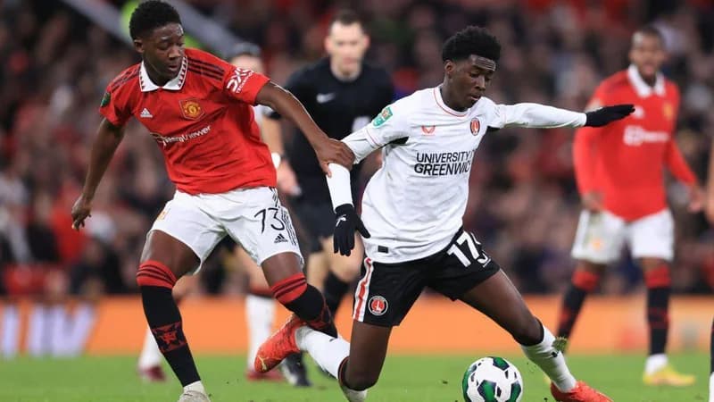 Kobbie Mainoo of Manchester United tackles Jesuran Rak-Sakyi of Charlton Athletic