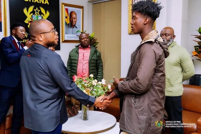 VIDEO: Evacuation of 300 Ghanaians from South Africa ‘no show’: Ghana High Commissioner to SA engages man who showed up at airport