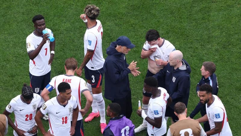 Thomas Tuchel speaks to England players during a hydration break