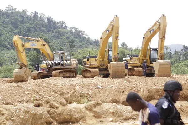 Lands Minister: Over 3,000 excavators remain unclaimed at Tema Port