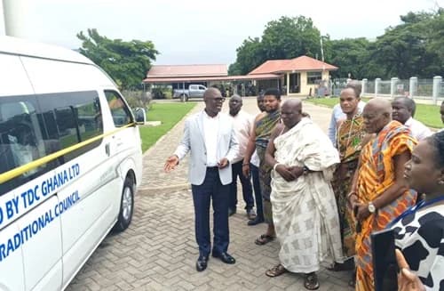 Courage Makafui Nunekpeku, (left), Managing Director of TDC Ghana Ltd, handing over the keys to the vehicle to Nii Adjetey Agbo II, Mankralo of Tema and the Acting President of the Tema Traditional Council. With them are other members of the Council and management team of TDC Ghana Ltd
