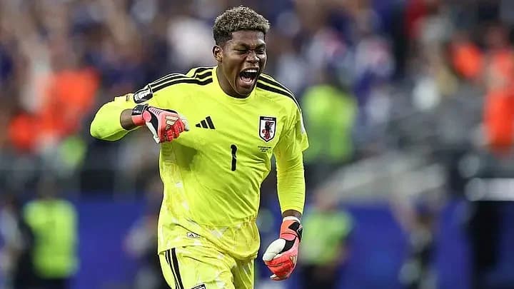 PSG Submits €33 Million Bid for Ghanaian-Japanese Goalkeeper Zion Suzuki