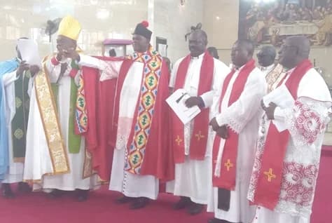 Most Rev. Dr Cyril Kobina Ben-Smith (2nd from left), Metropolitan and Primate, Church of the Province of West Africa, Anglican Church, introducing Venerable Dr Paul Shaibu Katampu, the new GACA Chairman, to the congregation while other national executives look on